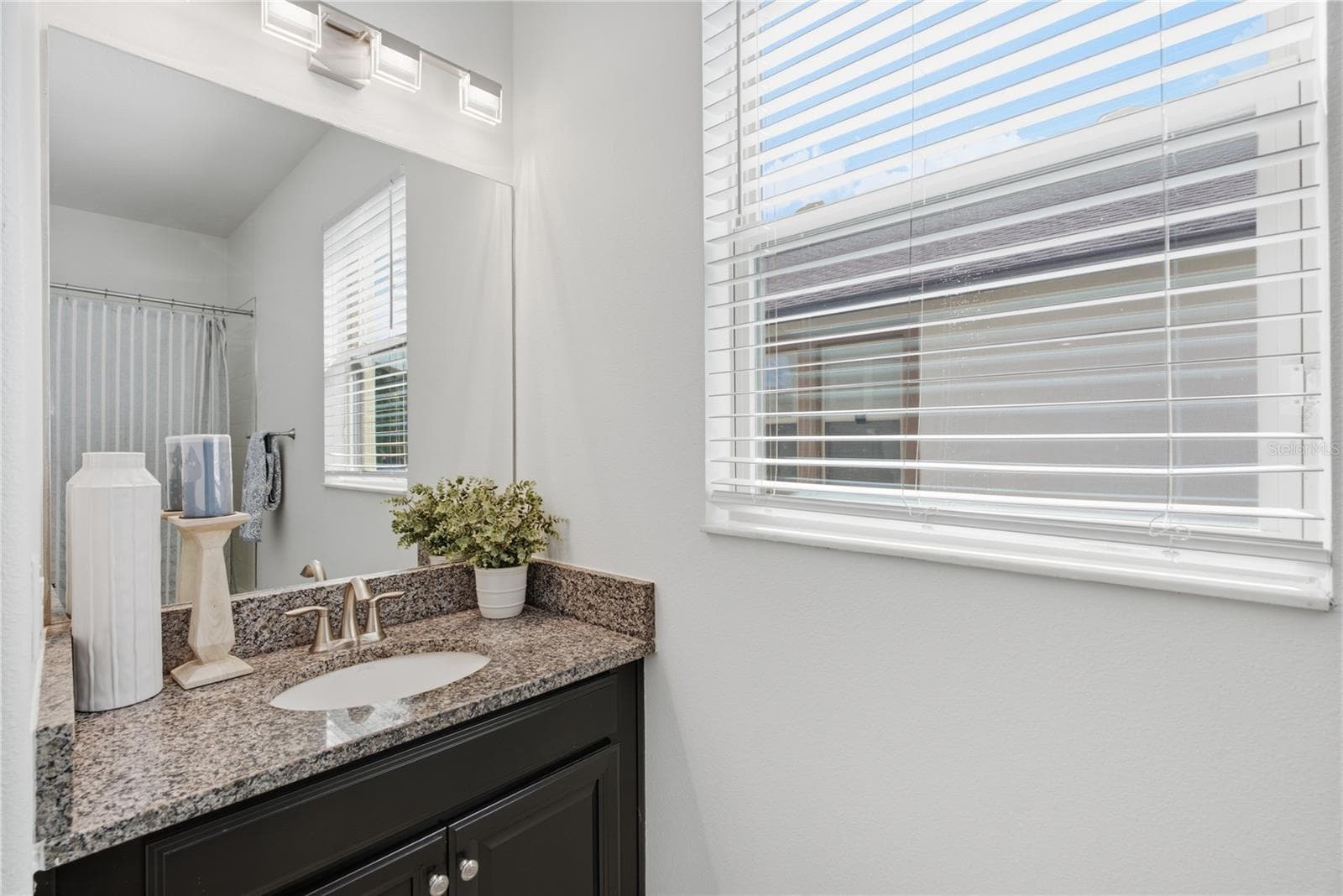 Main floor full bathroom - 8960 SHADYSIDE LN, LAND O LAKES