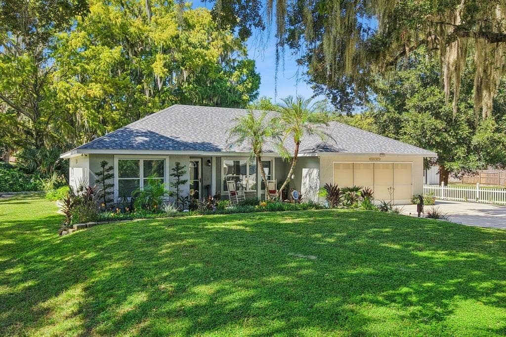 2 Car garage with side access door and sliding screens - 30749 GLENN DR, TAVARES