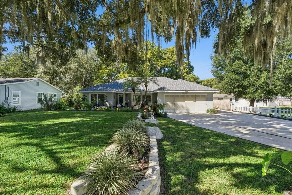 Mature landscaping - 30749 GLENN DR, TAVARES
