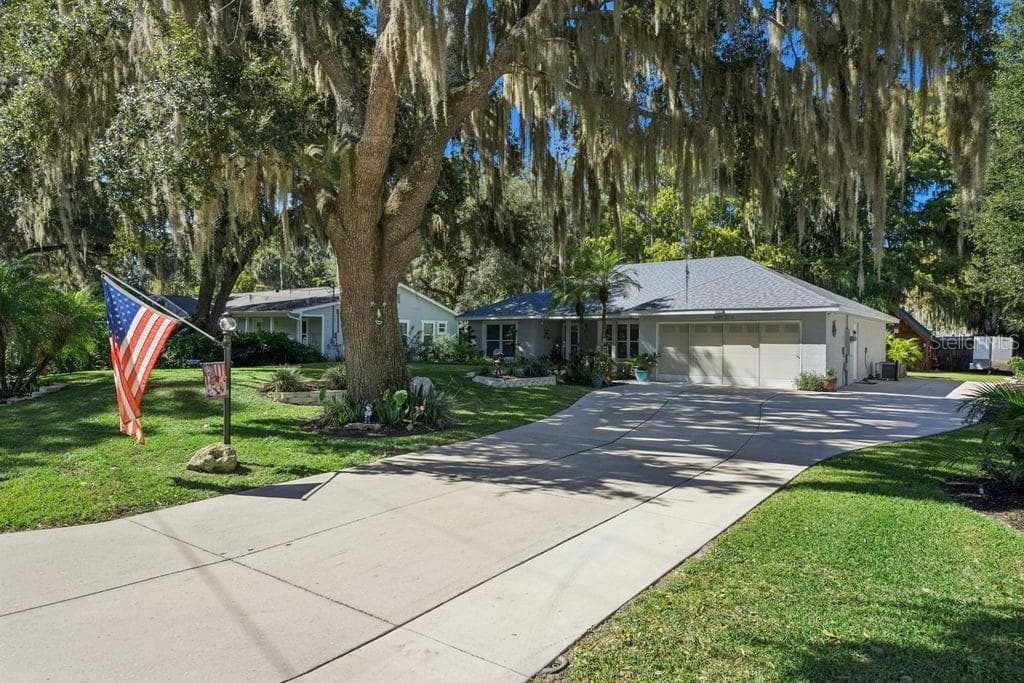 Large driveway - 30749 GLENN DR, TAVARES