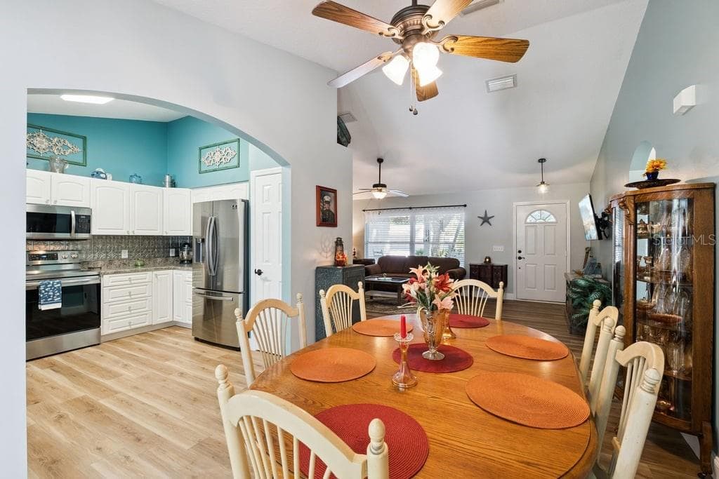 Great space for entertaining - 30749 GLENN DR, TAVARES