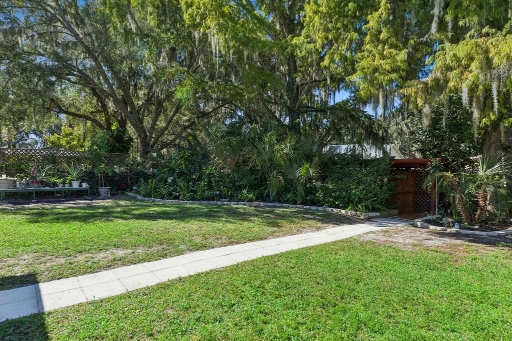 **Potted plants and custom solar lights do not convey in sale** - 30749 GLENN DR, TAVARES