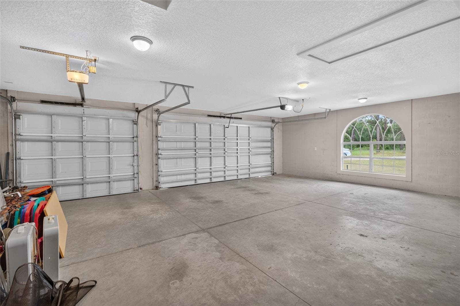 Three Car Garage - 5286 W YEARLING DR, BEVERLY HILLS