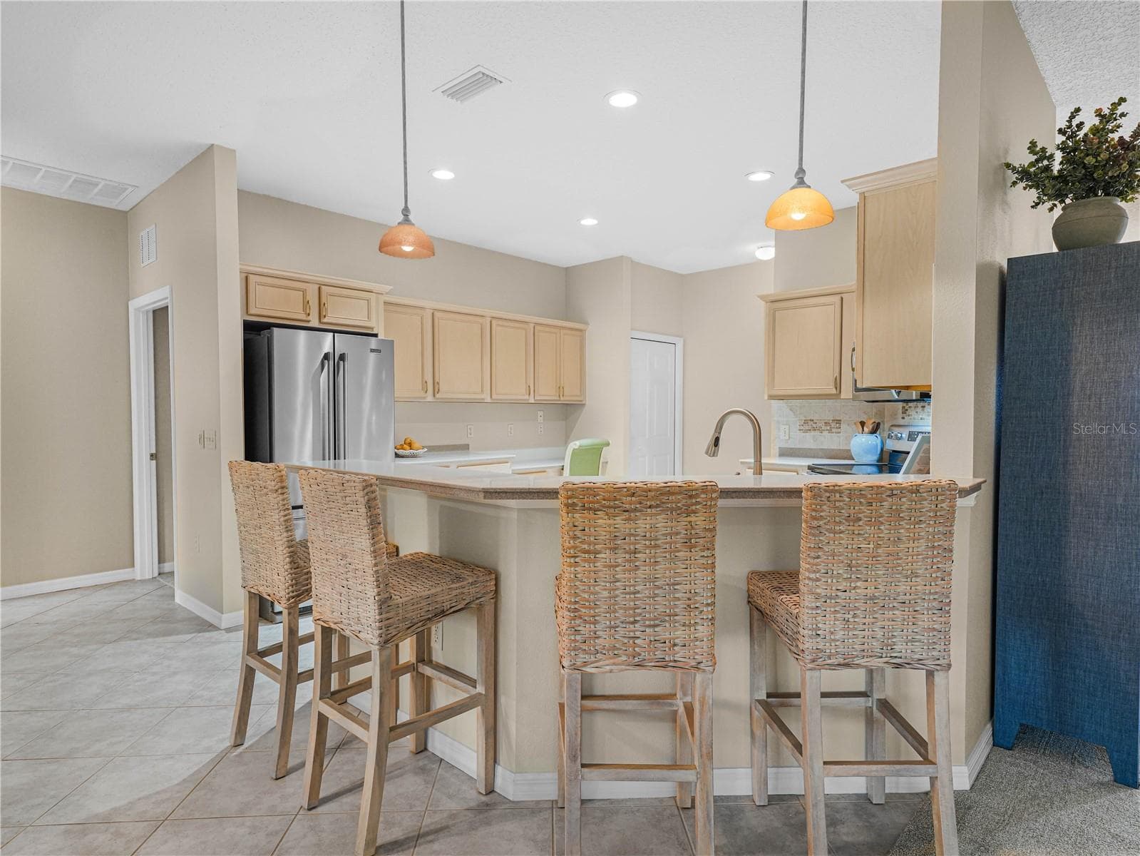 Breakfast Bar with Pendant Lighting - 4299 ASHTON CLUB DR, LAKE WALES