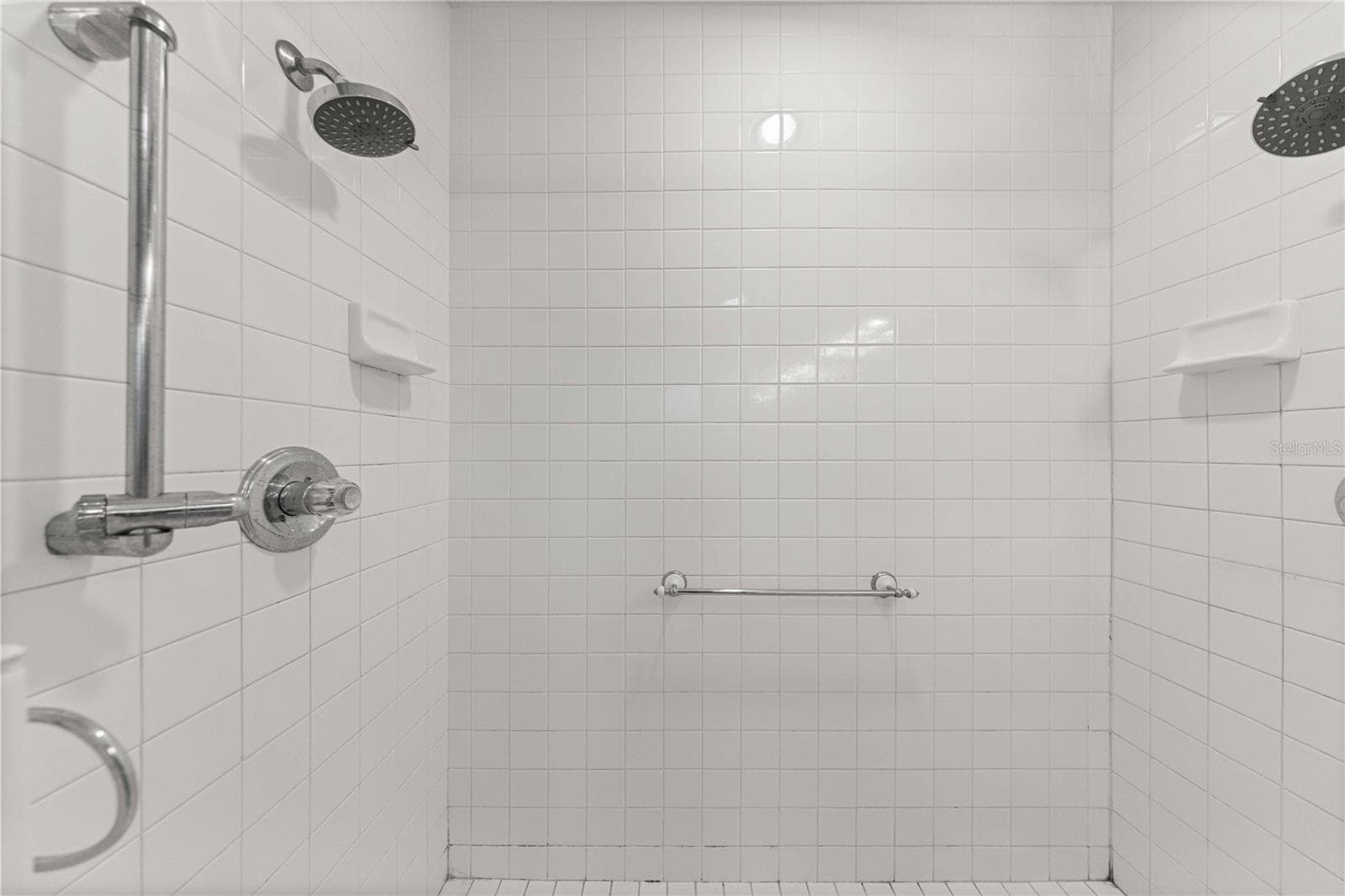 Double shower heads - 7156 NW 11TH ST, OCALA