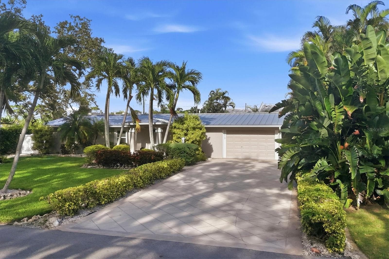 Large driveway - 7313 STARFISH DR, SARASOTA