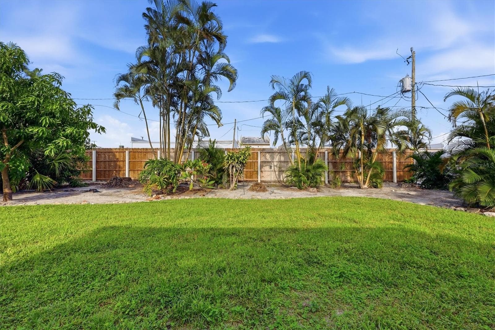 Fenced in yard - 7313 STARFISH DR, SARASOTA