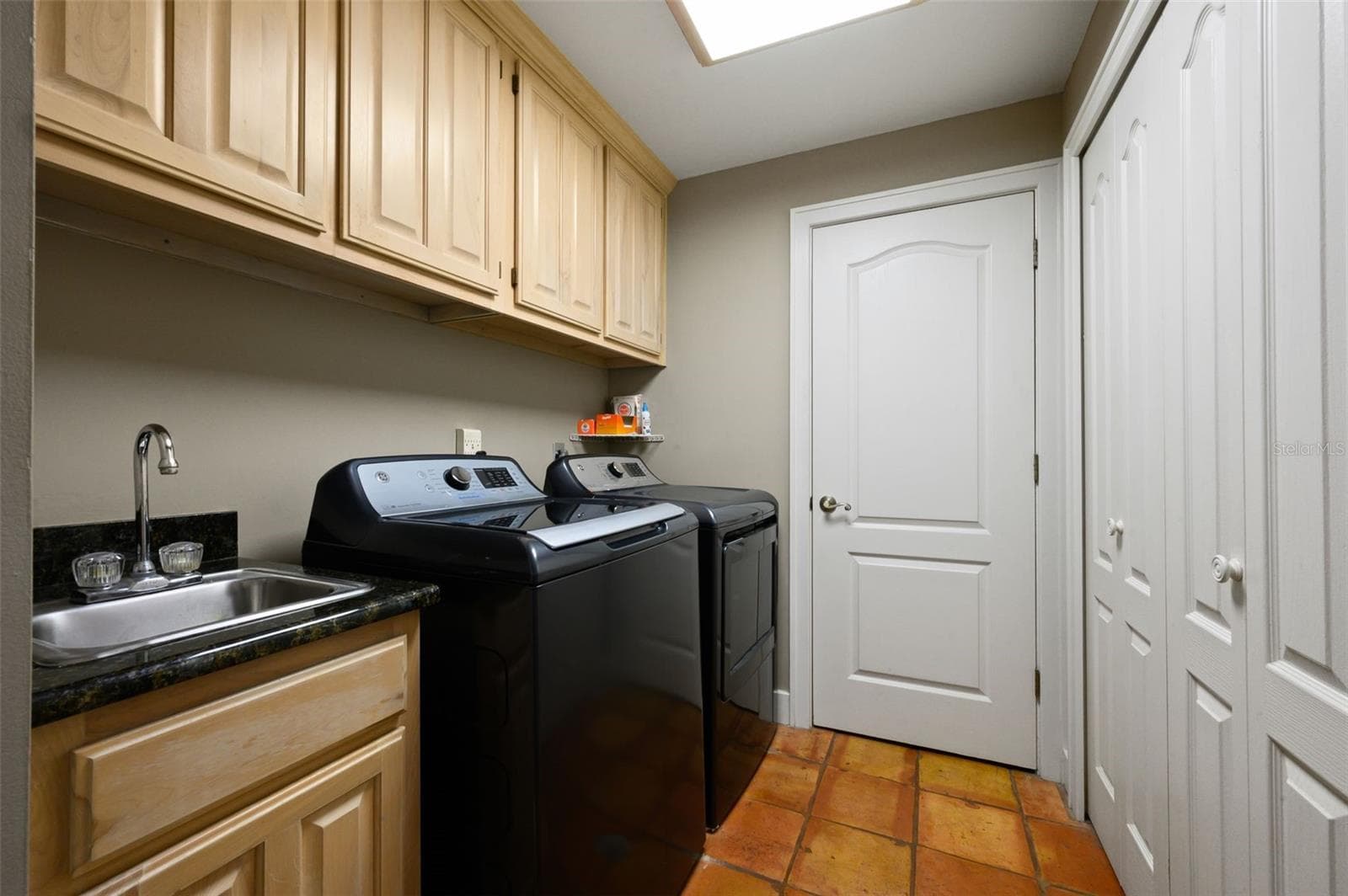 Laundry room off of kitchen - 8121 SW 45TH LN, GAINESVILLE