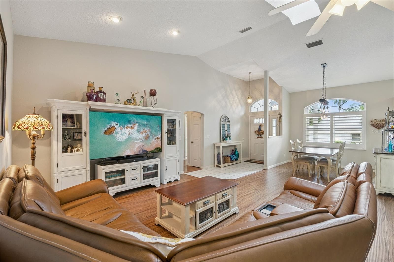 Vaulted ceiling in the living room - 21113 EDINBOROUGH PL, LEESBURG