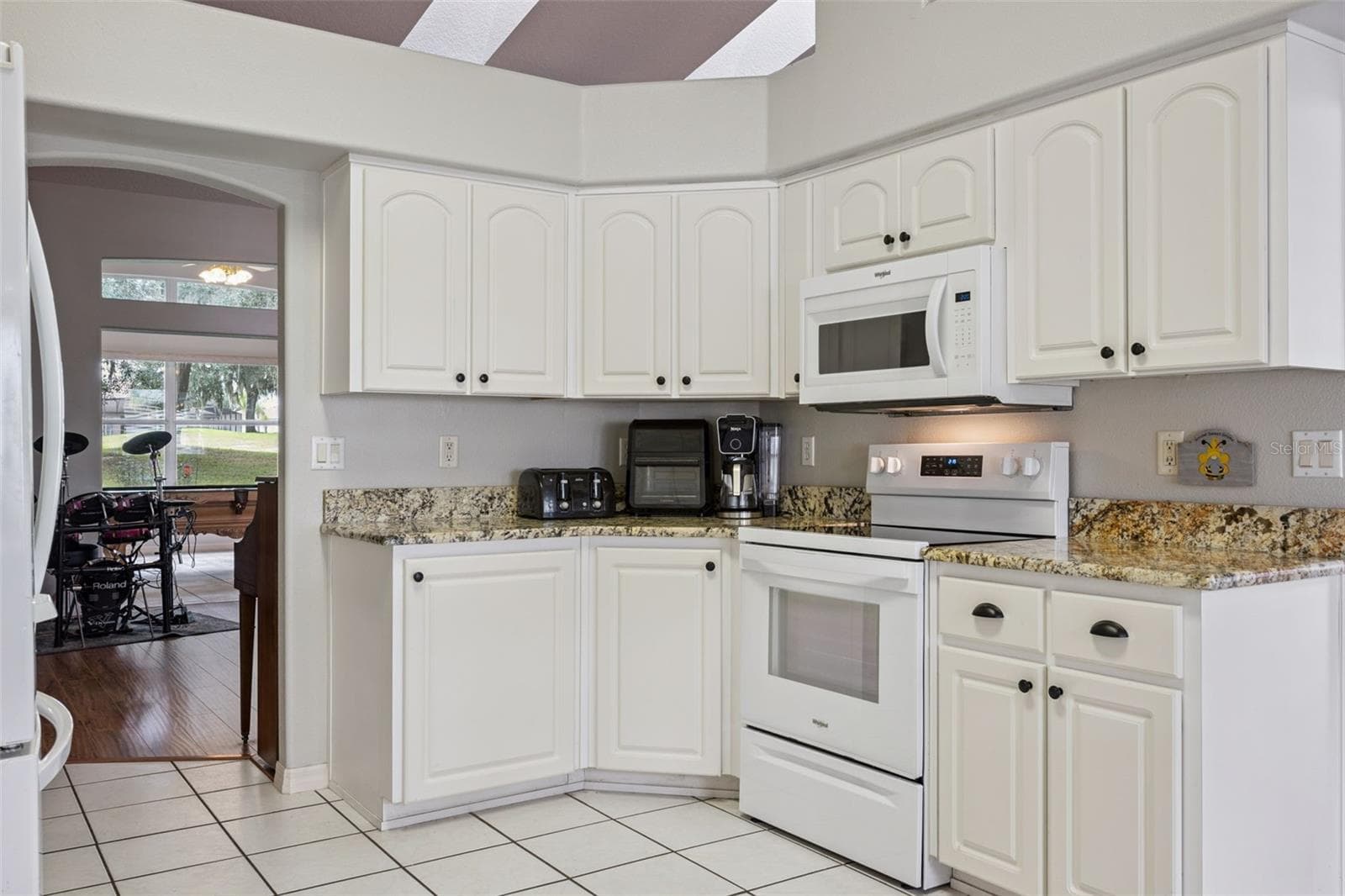 Center Kitchen Home - 21113 EDINBOROUGH PL, LEESBURG