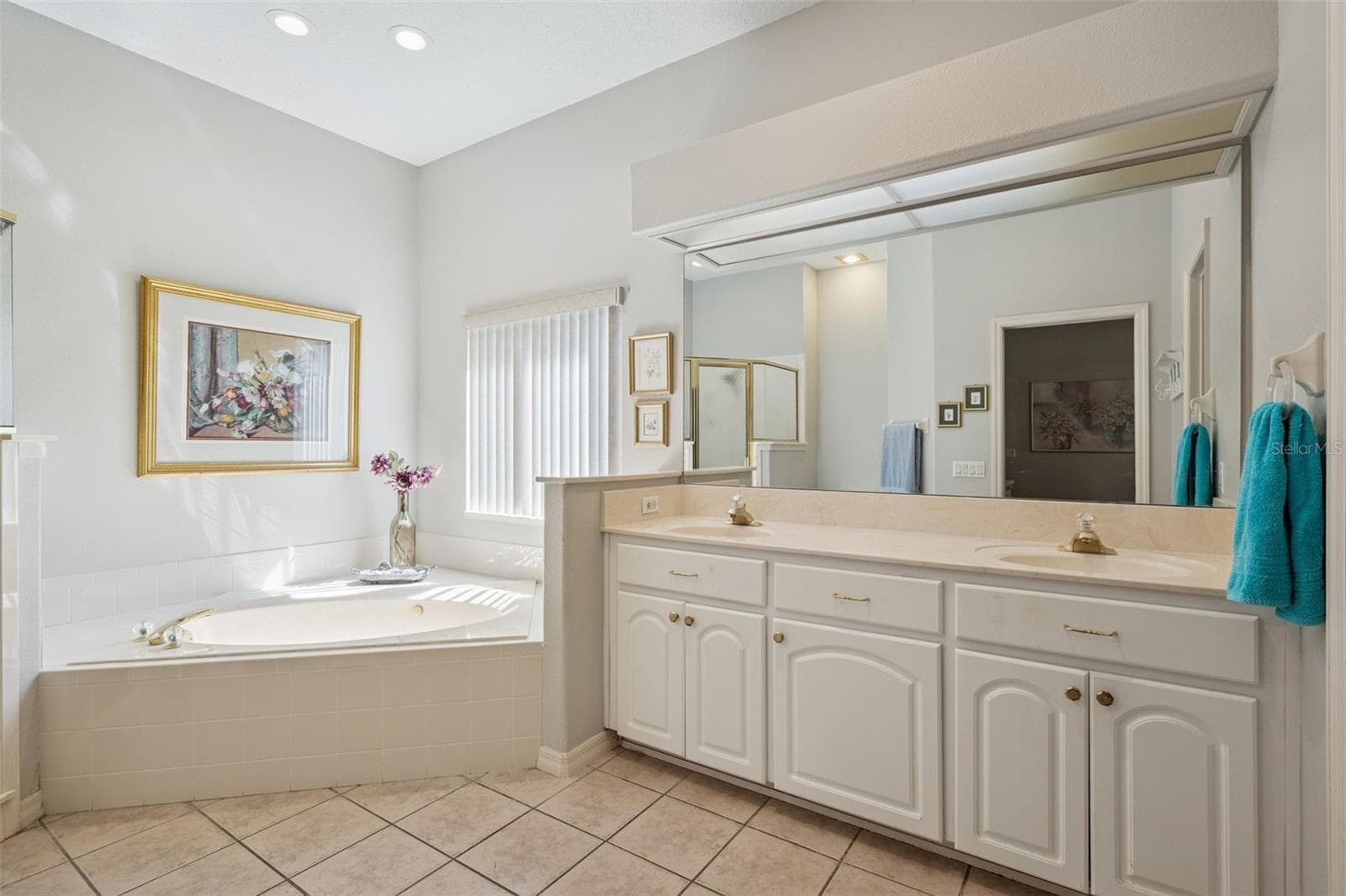 Double vanity - 21113 EDINBOROUGH PL, LEESBURG