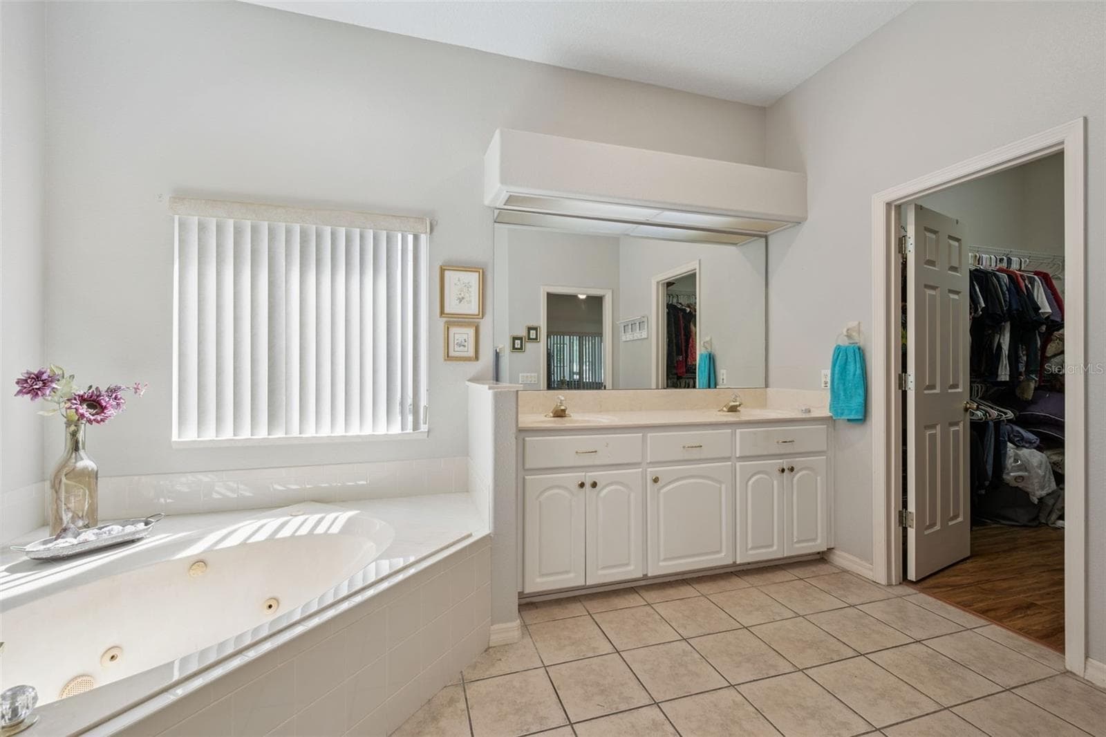 Primary Bath with jetted tub - 21113 EDINBOROUGH PL, LEESBURG