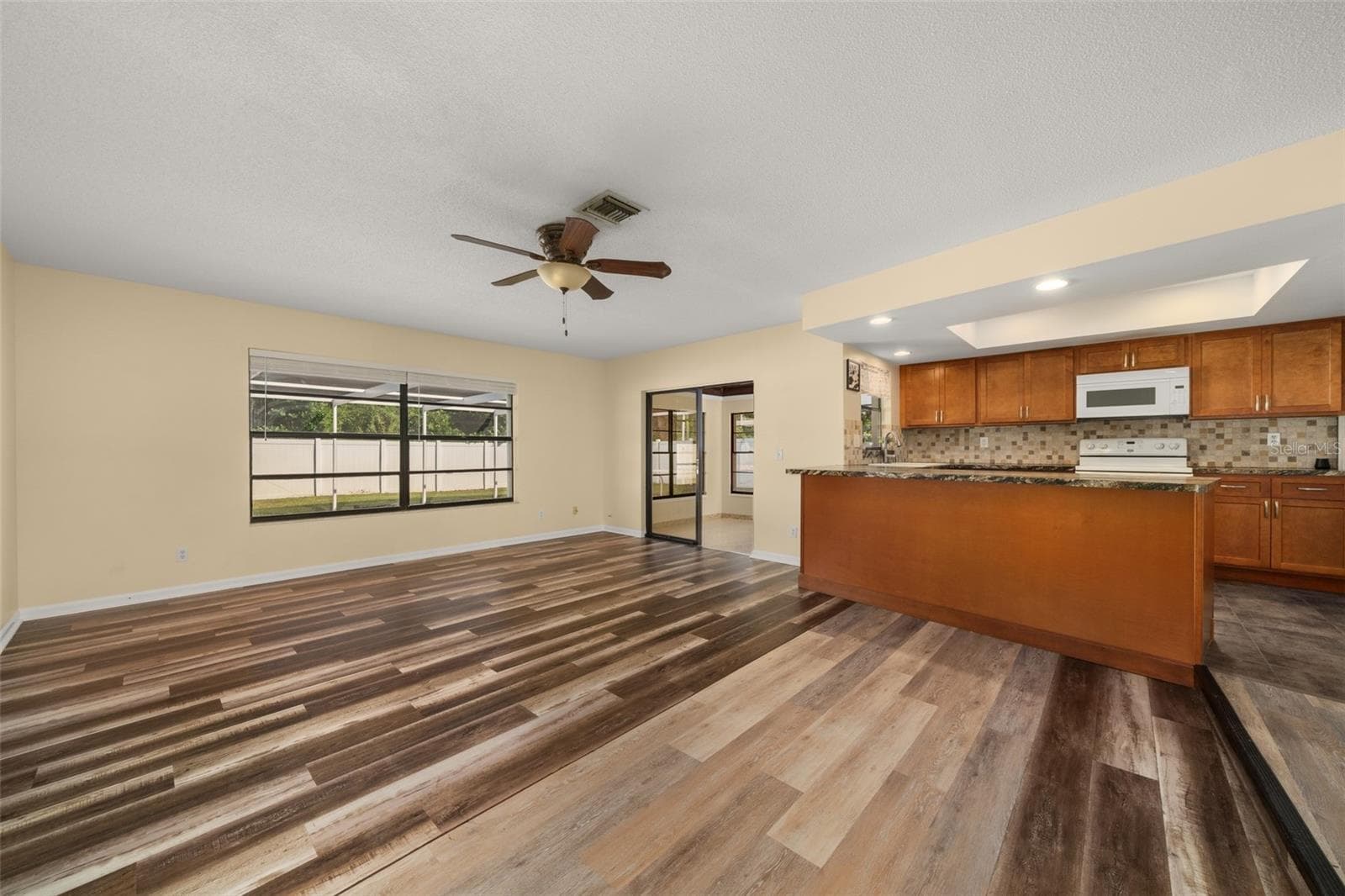 Living Room/Kitchen - 302 LOTUS AVE, SEBRING