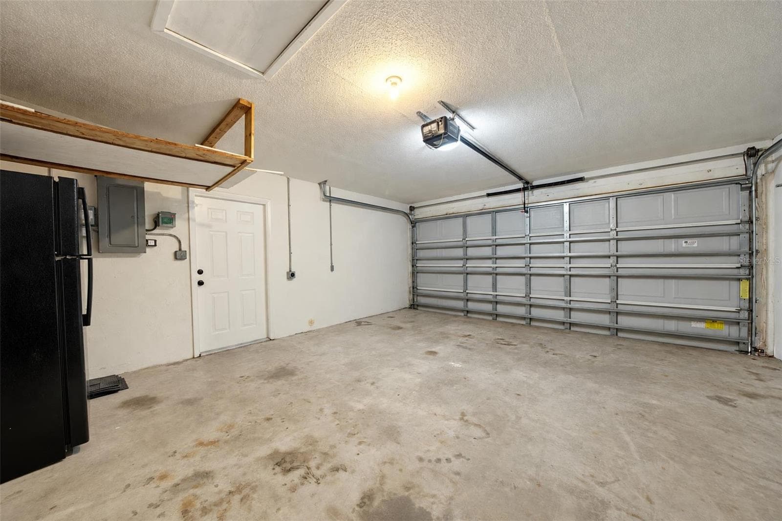 Garage with refrigerator - 302 LOTUS AVE, SEBRING