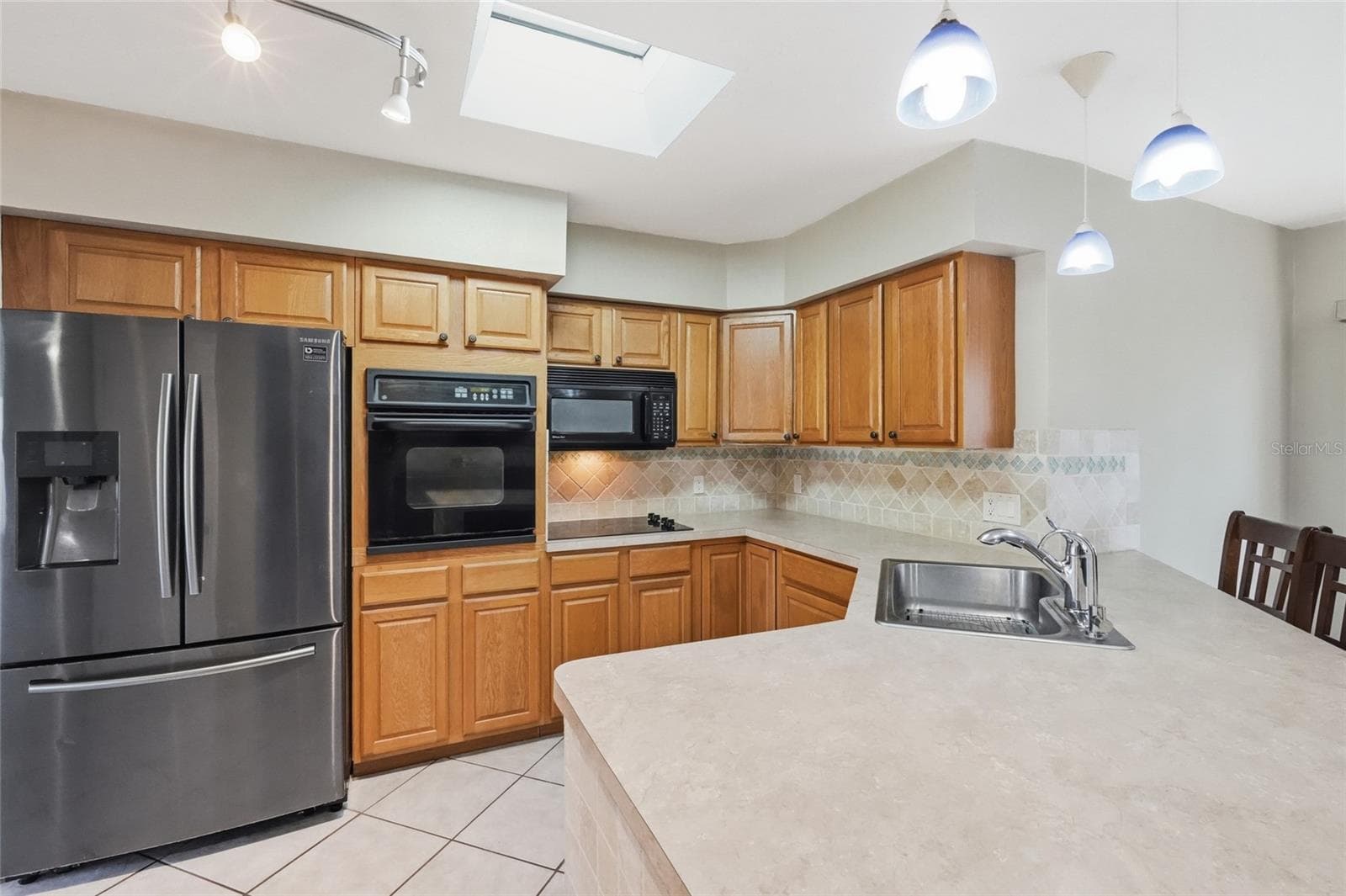 Plenty of natural light in the kitchen - 630 DARWIN RD, VENICE