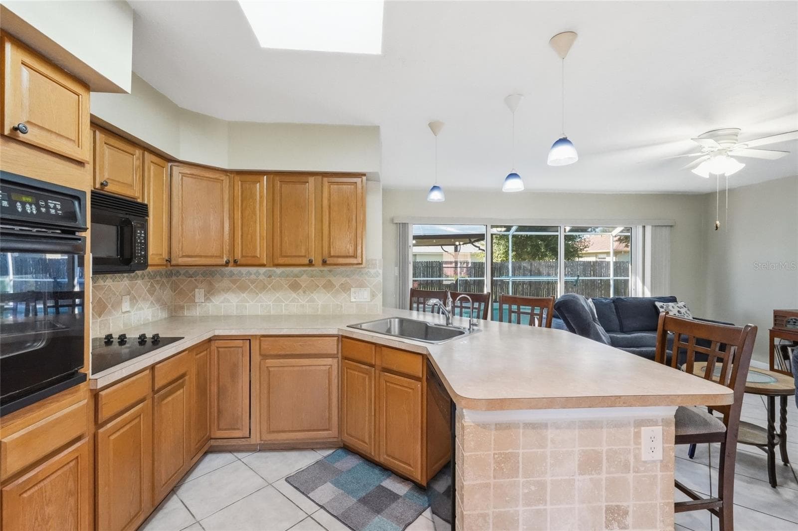 Kitchen overlooks the pool - 630 DARWIN RD, VENICE