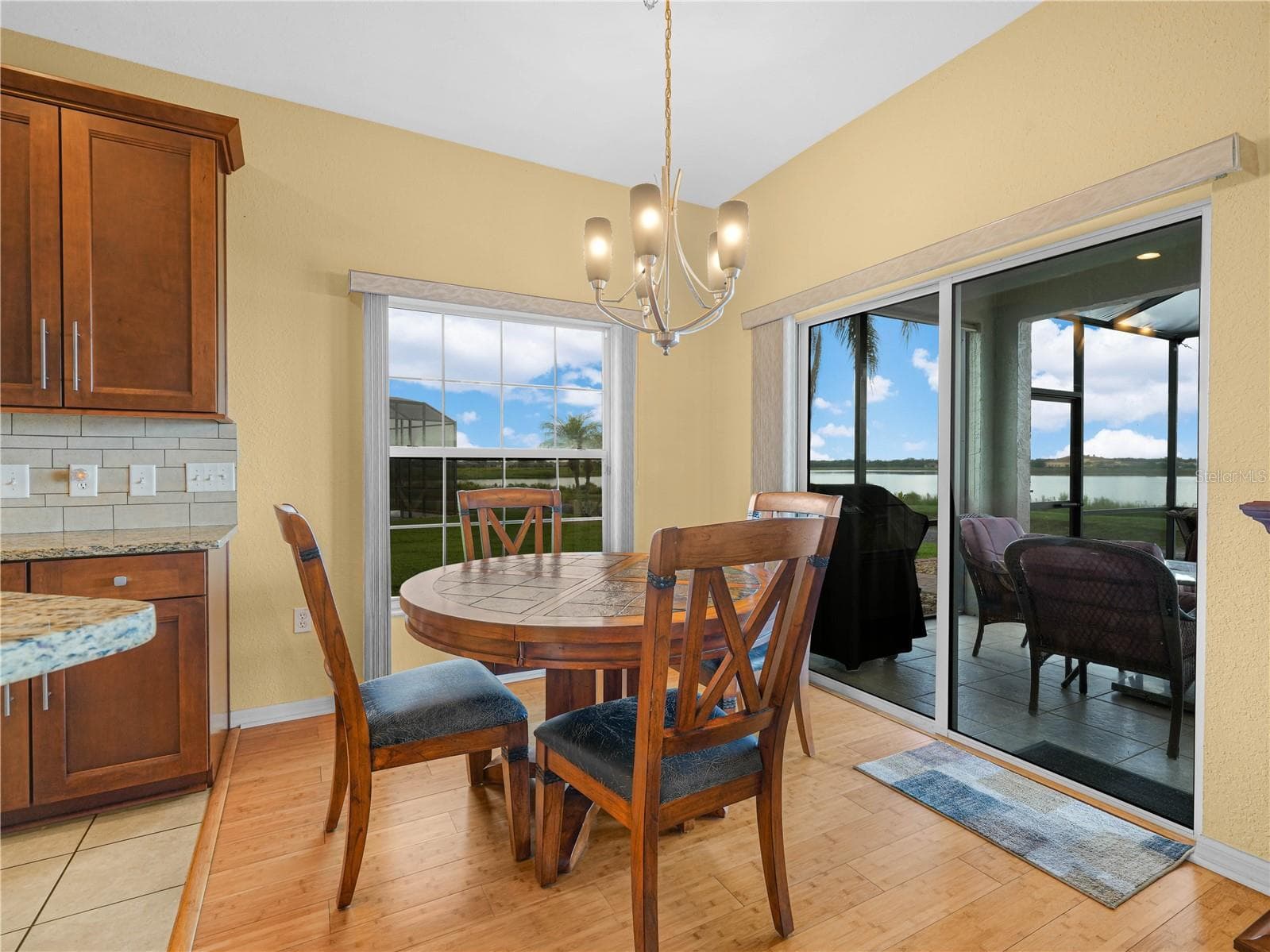 Informal Dining Area. Double Sliders to the Covered and Screened Tiled Lanai - 5385 HOGAN LN, WINTER HAVEN