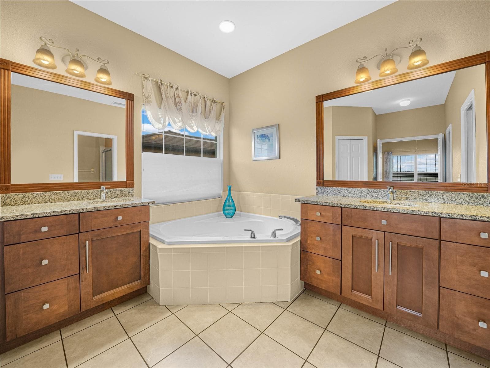 Primary Bath with His/Her Vanities - 5385 HOGAN LN, WINTER HAVEN