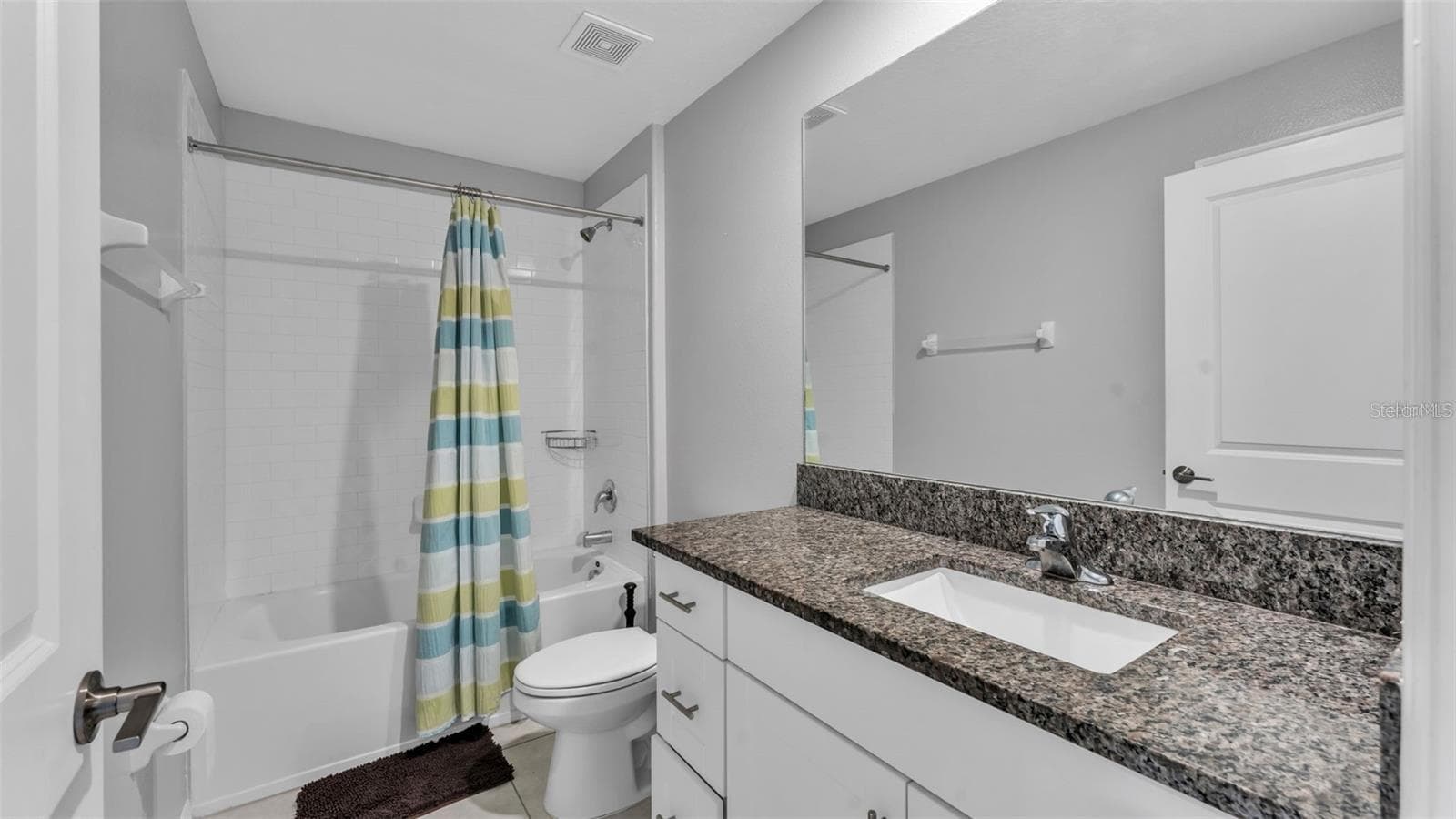 GUEST BATH in BETWEEN BEDROOMS - 2790 RED EGRET DR, BARTOW