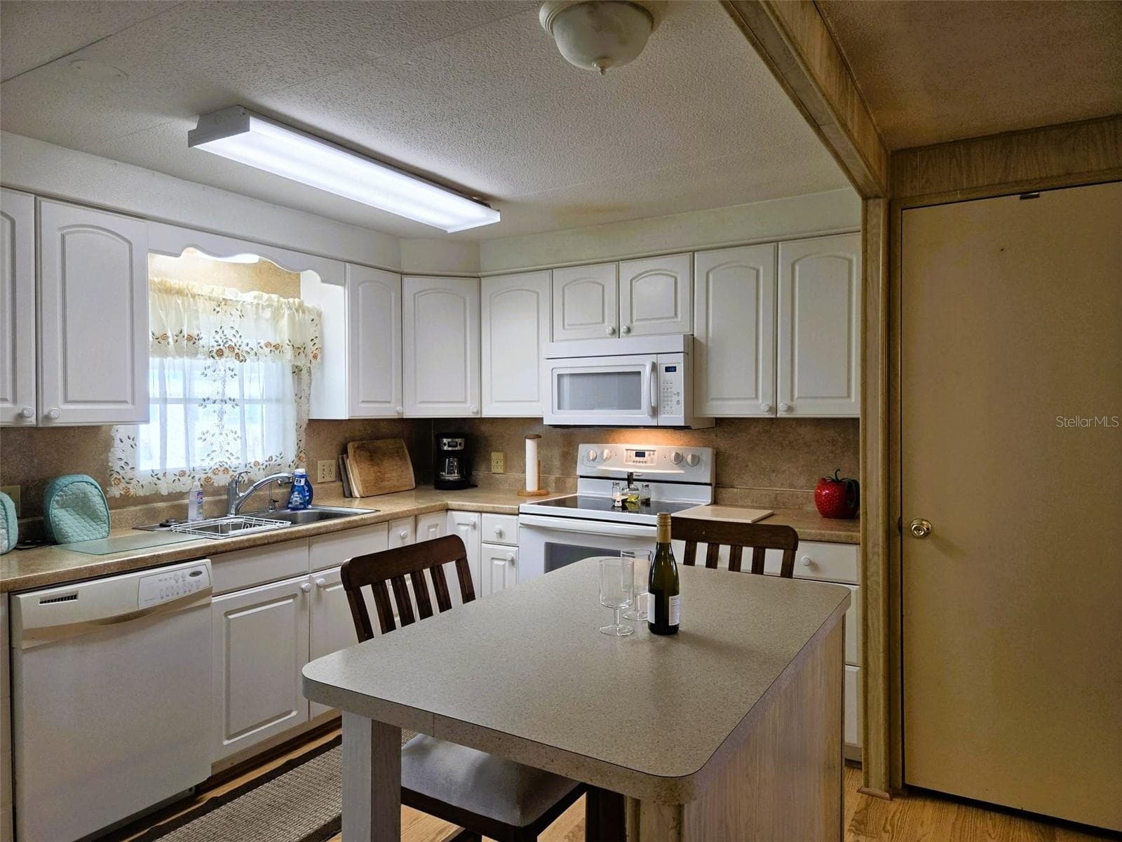 Full appliance package and plenty of cabinet storage - 3308 OVER CUP OAK TER, SARASOTA