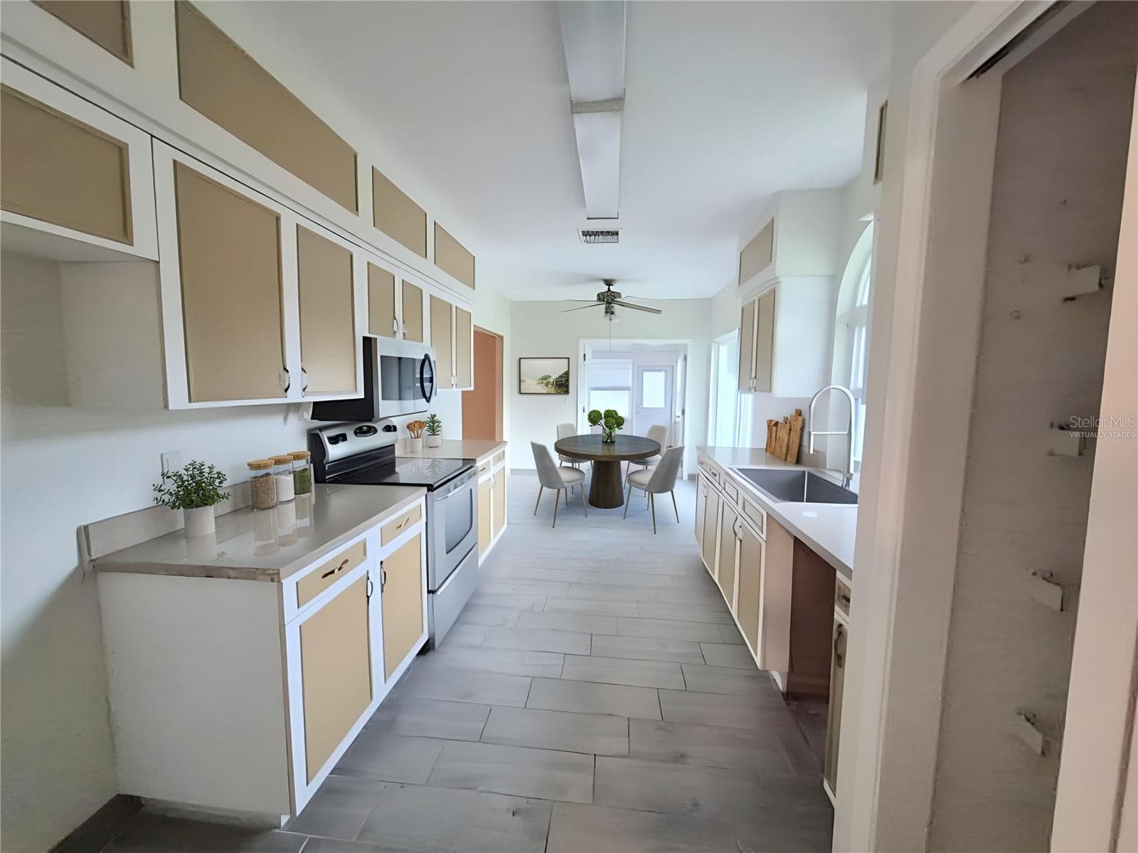 Virtually Staged - 902 GREENBELT CIR, BRANDON