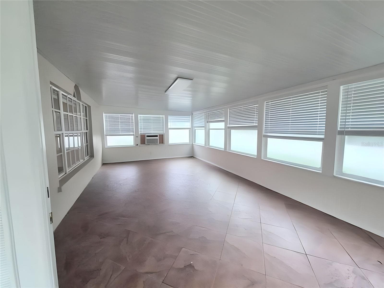 Single Family Residence at 902 GREENBELT CIR, BRANDON, photo 40 of 68