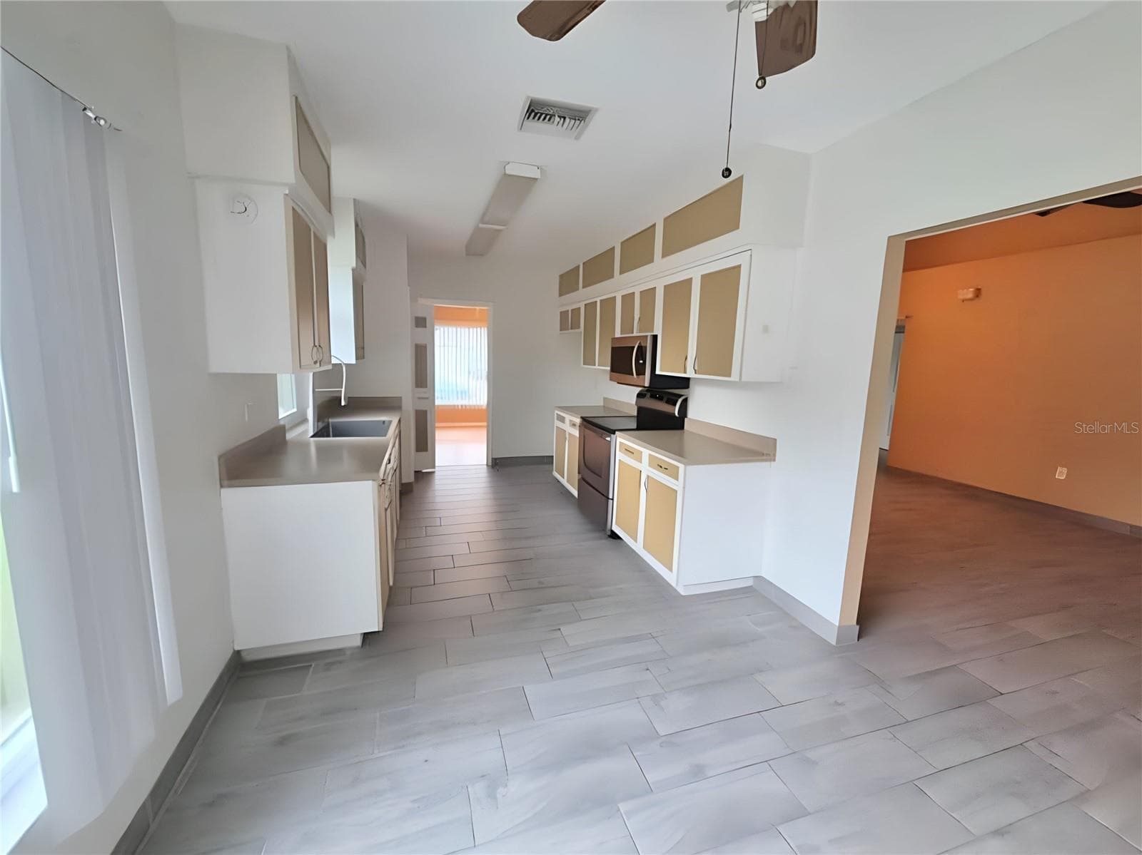 Single Family Residence at 902 GREENBELT CIR, BRANDON, photo 42 of 68