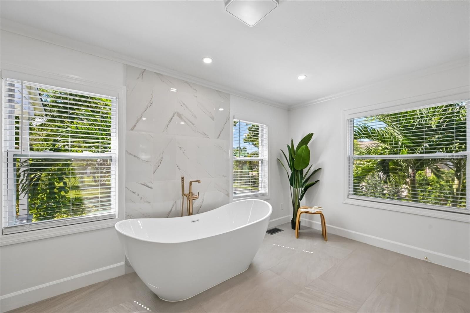 Free standing tub. - 5060 18TH AVE W, BRADENTON