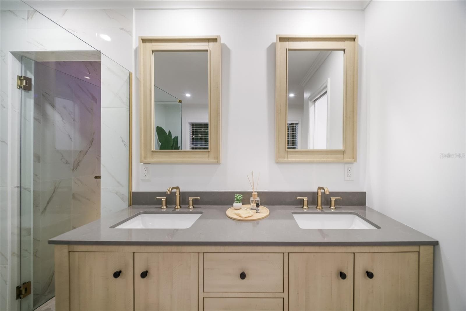 Dual vanities. - 5060 18TH AVE W, BRADENTON