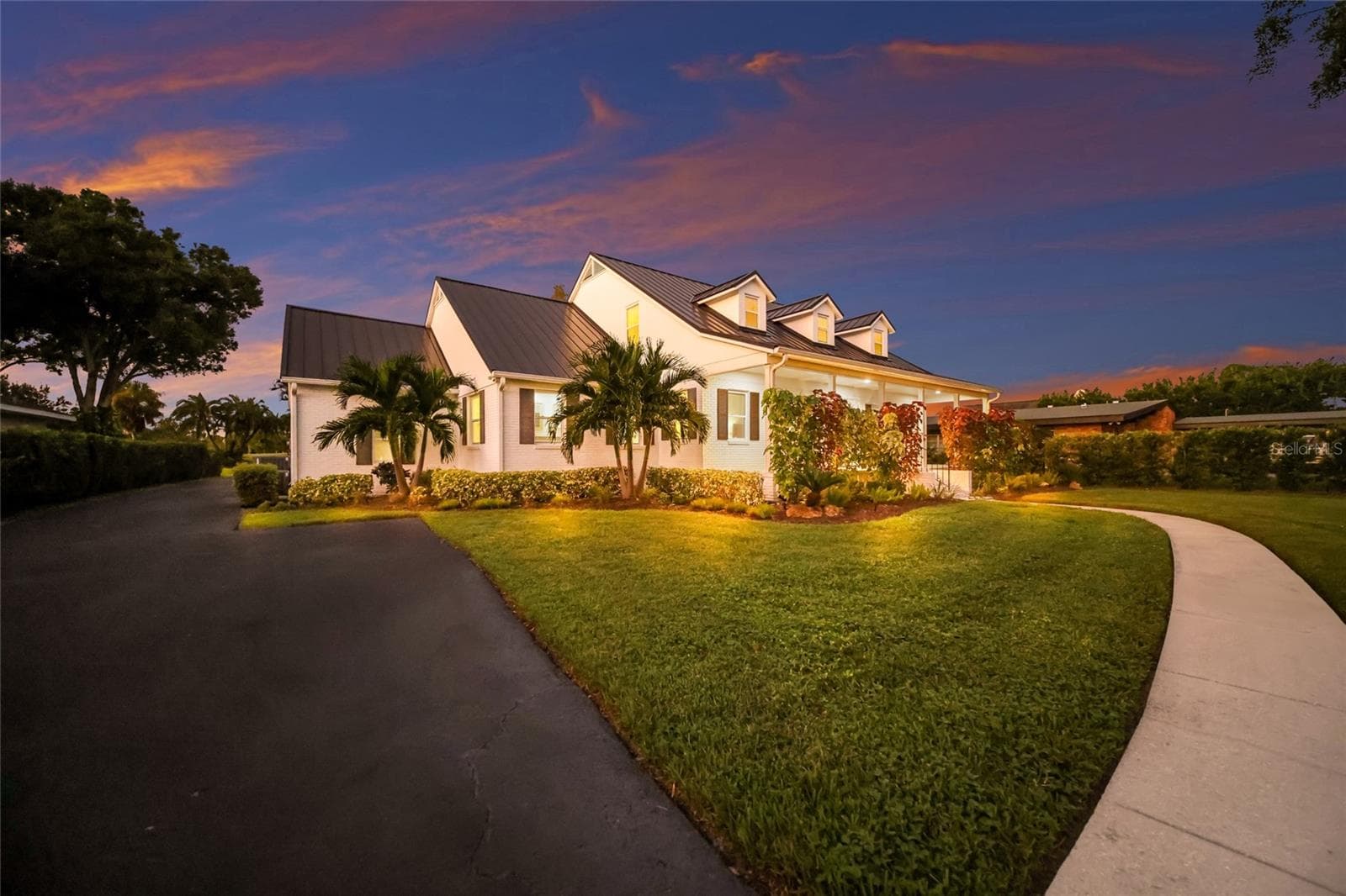 Large yard and wonderful curb appeal. - 5060 18TH AVE W, BRADENTON