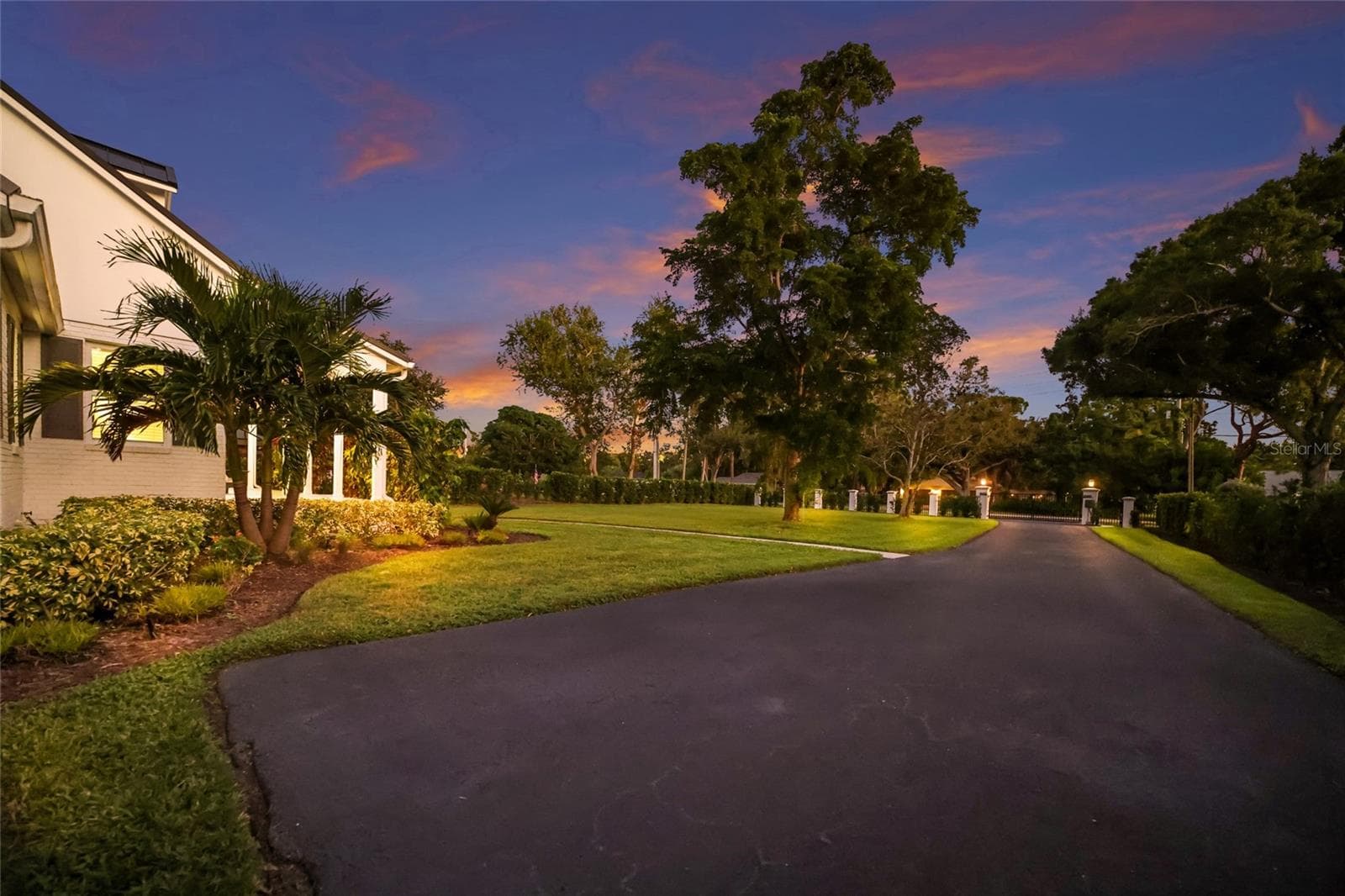 Long driveway and plenty of parking - 5060 18TH AVE W, BRADENTON