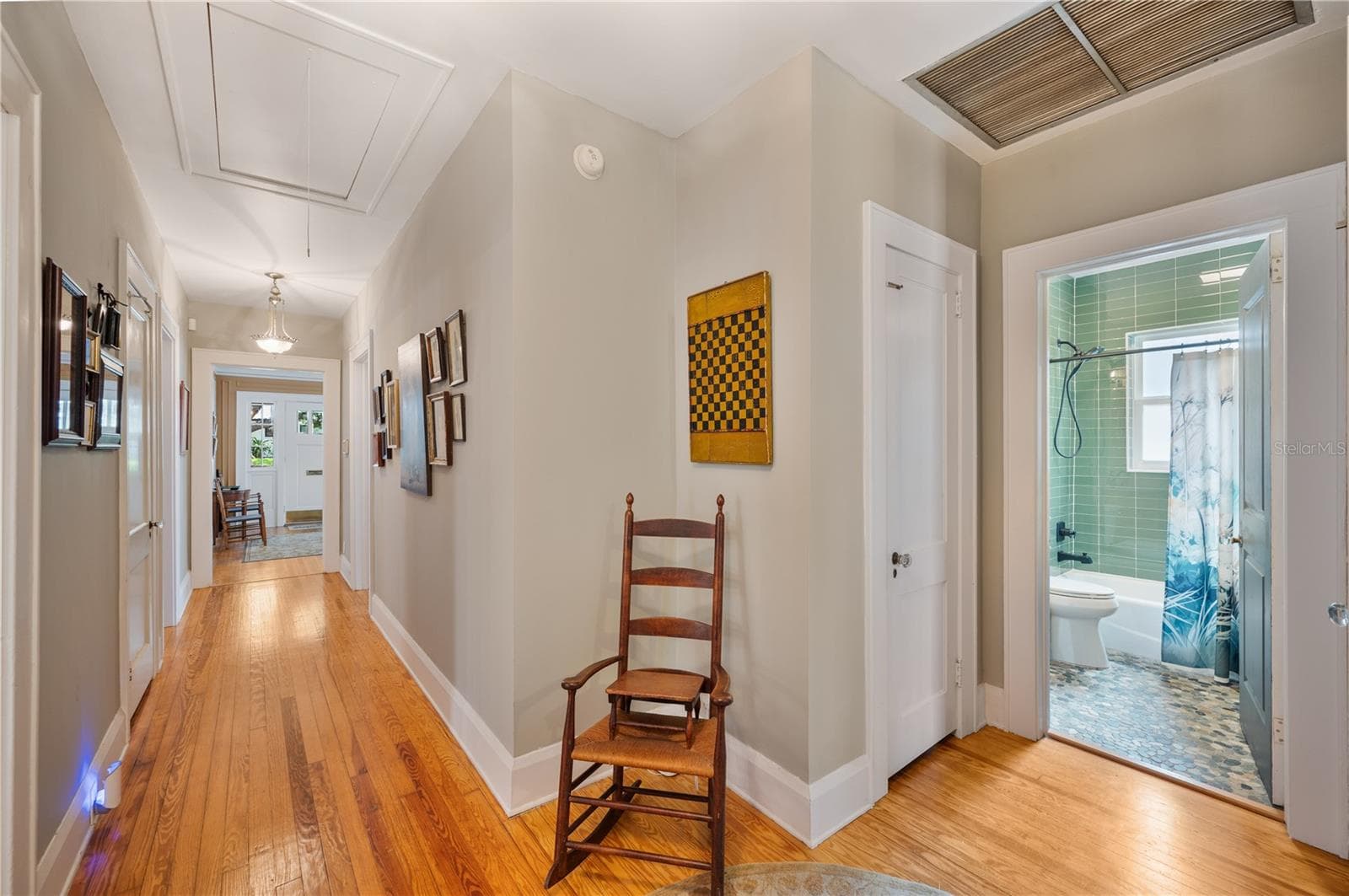 Hallway/ Guest Bath - 1807 PAWNEE TRL, LAKELAND