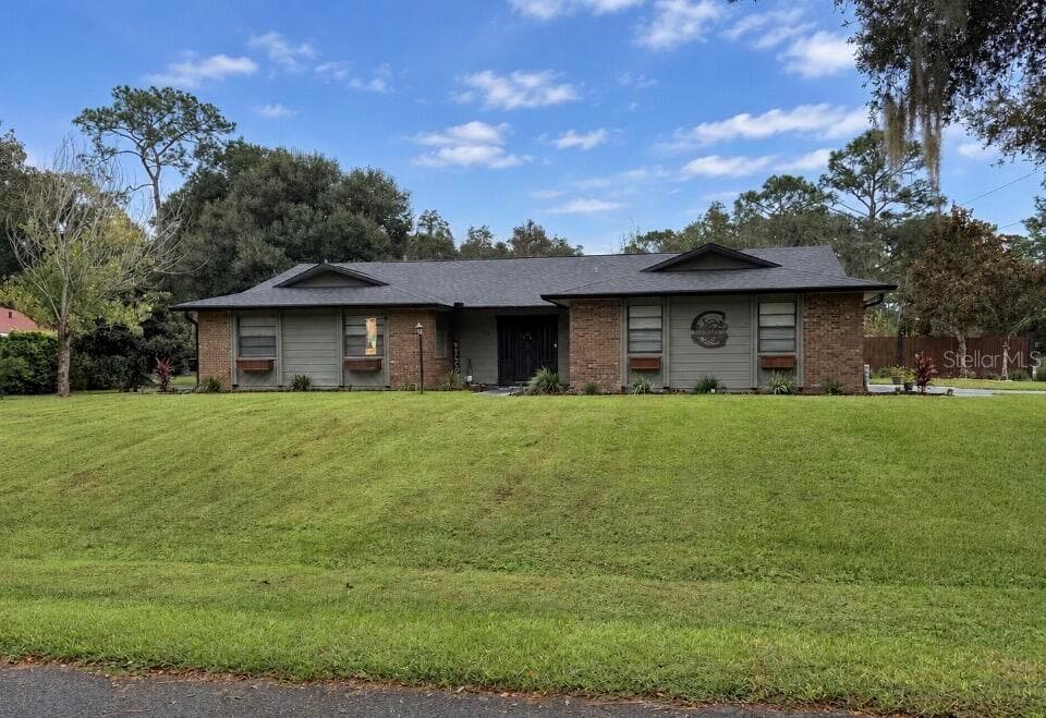 804 LAKE DR