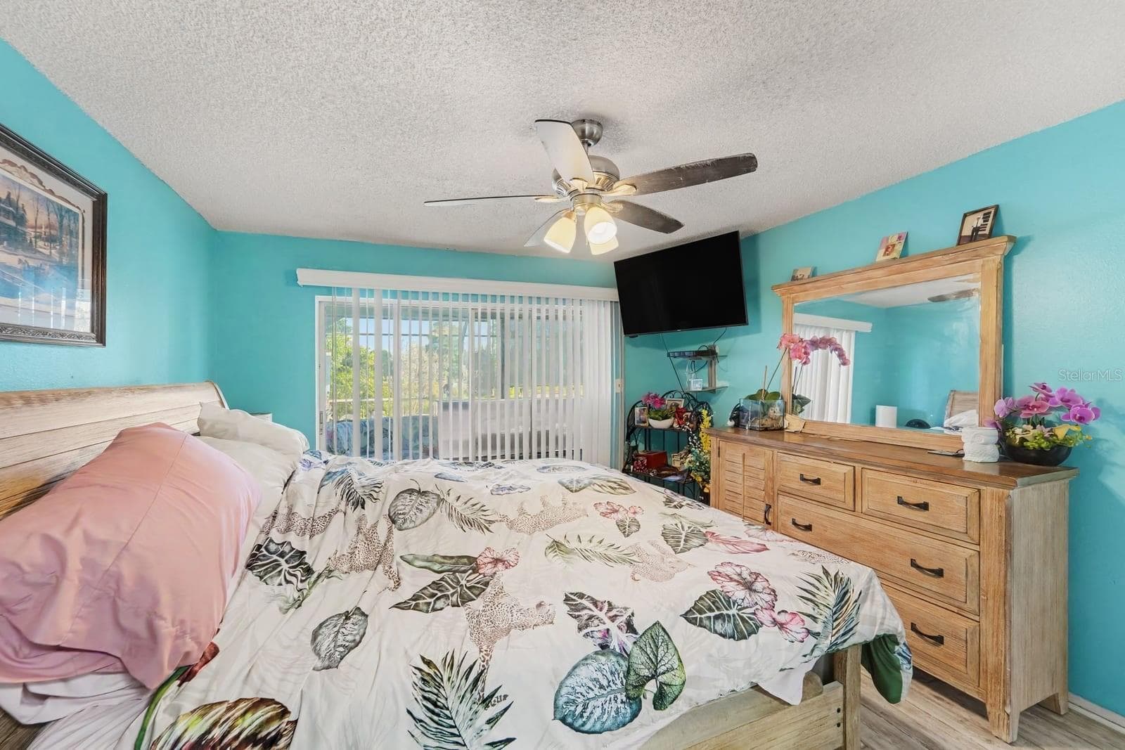 Bright Master Suite: Turquoise Walls, Sliders to Patio & Wood Furnishings - 8431 REDFIELD DR, PORT RICHEY