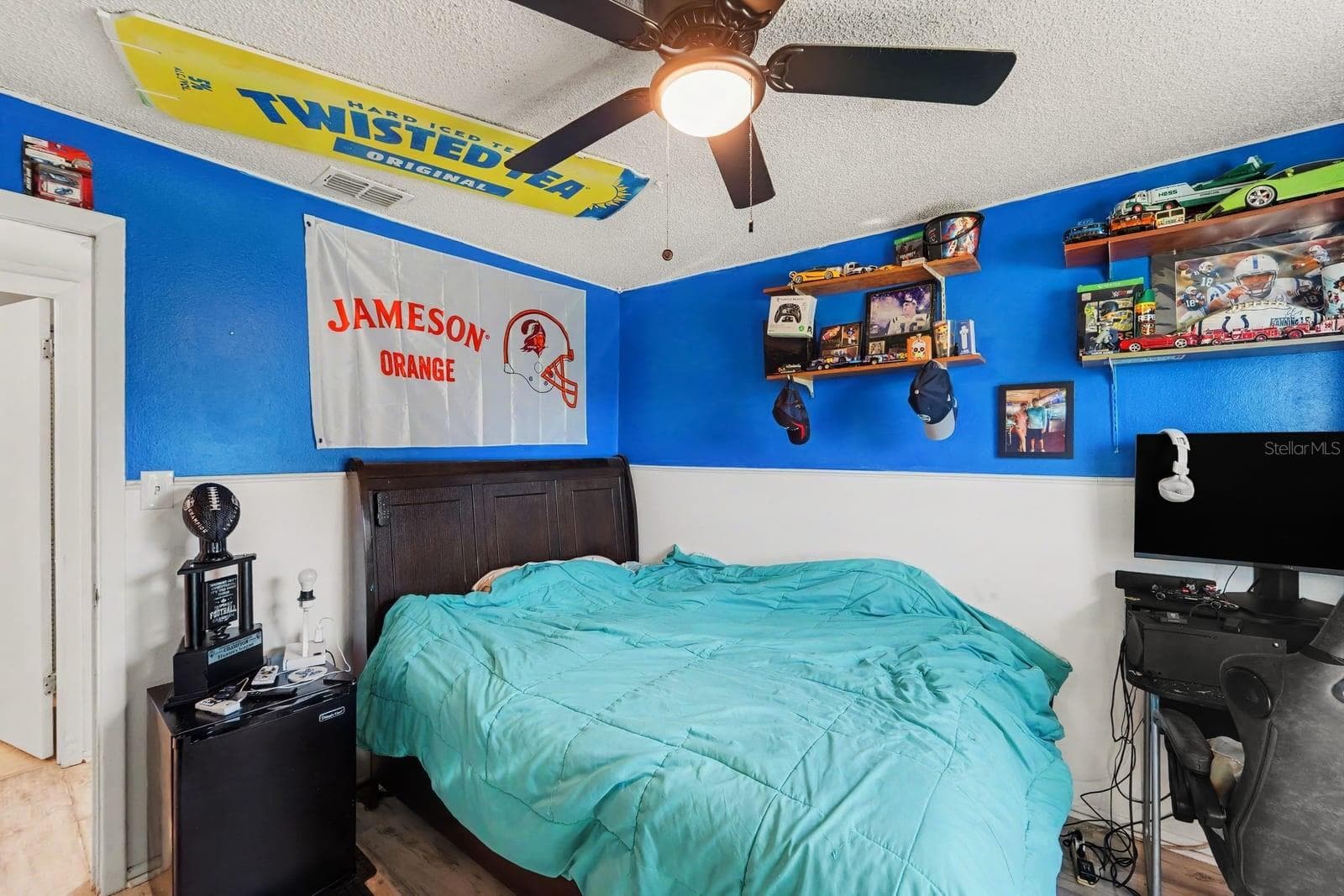 Guest Bedroom with Blue & White Color Scheme, Ceiling Fan & Entertainment Setup - 8431 REDFIELD DR, PORT RICHEY
