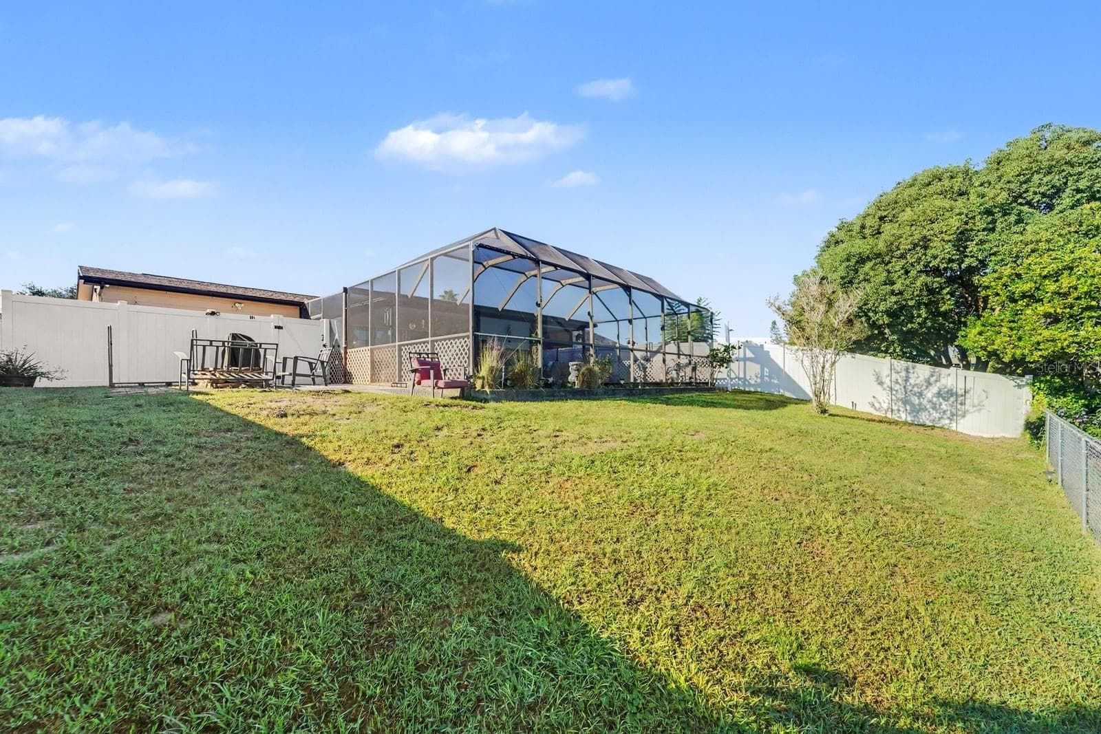 Large Lanai Enclosure with Screened Coverage & Lush Lawn Space - 8431 REDFIELD DR, PORT RICHEY