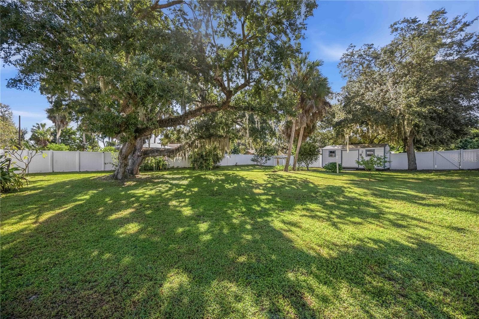Large yard with mature oak trees and vinyl fencing - 21012 CHURON AVE, PORT CHARLOTTE