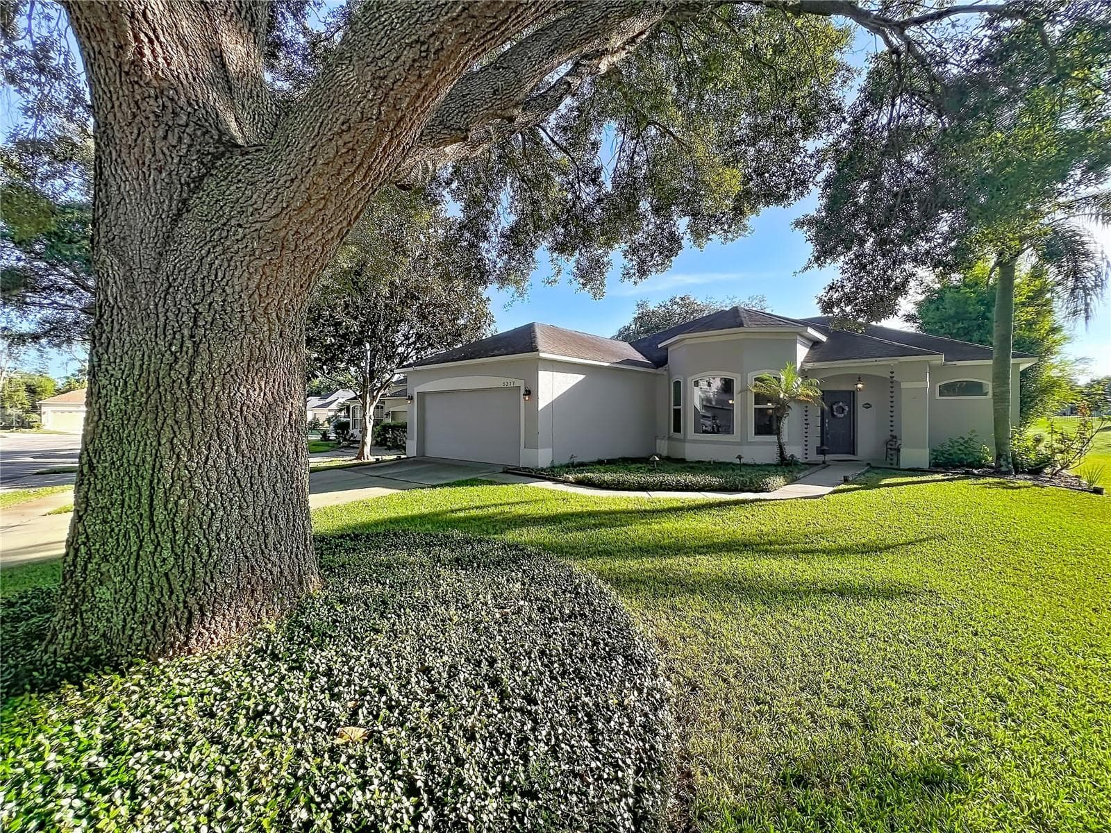 Beautiful curb appeal - 5377 RED LEAF CT, OVIEDO