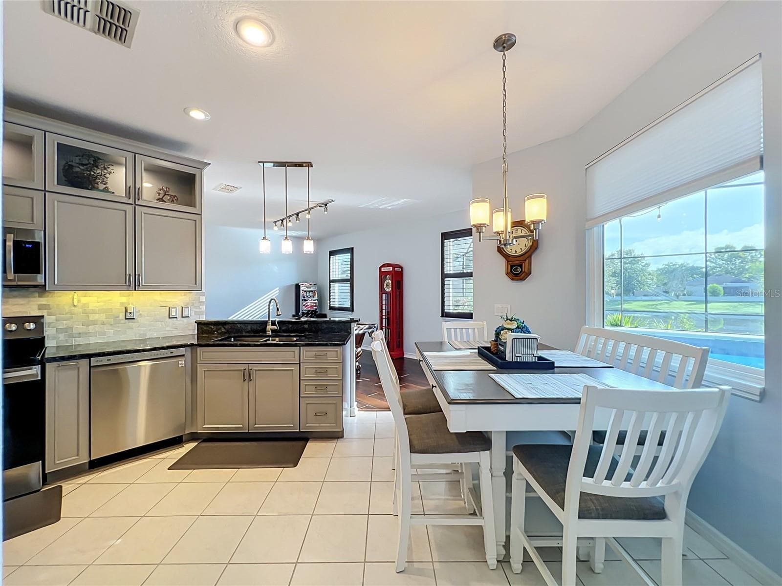 Bay Window brings bright natural lighting - 5377 RED LEAF CT, OVIEDO