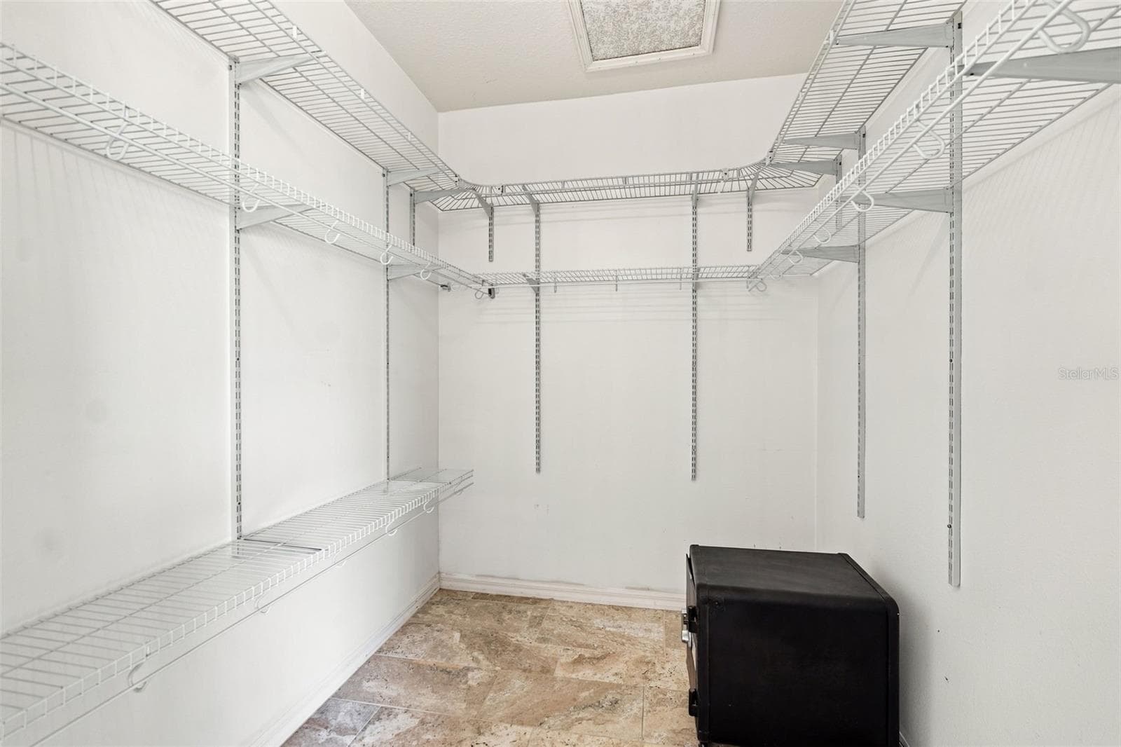 walk-in closet - primary bedroom - 4006 30TH LN E, BRADENTON