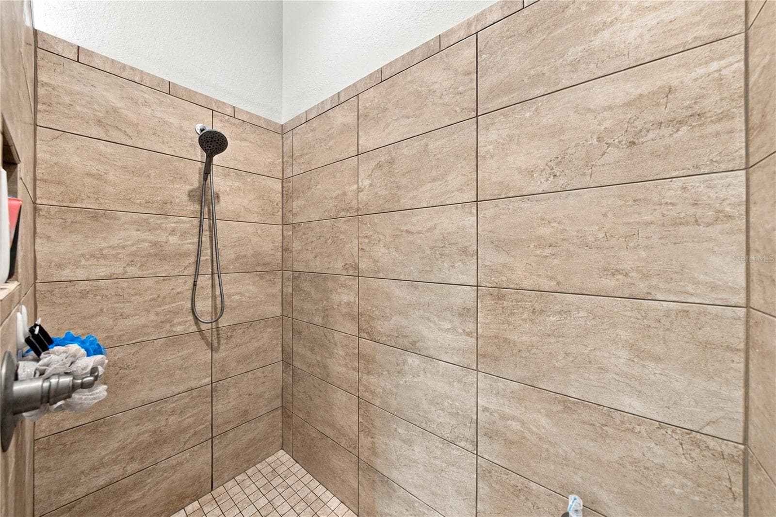 Large walk-in shower - 6125 PEBBLE BEACH BLVD, WINTER HAVEN