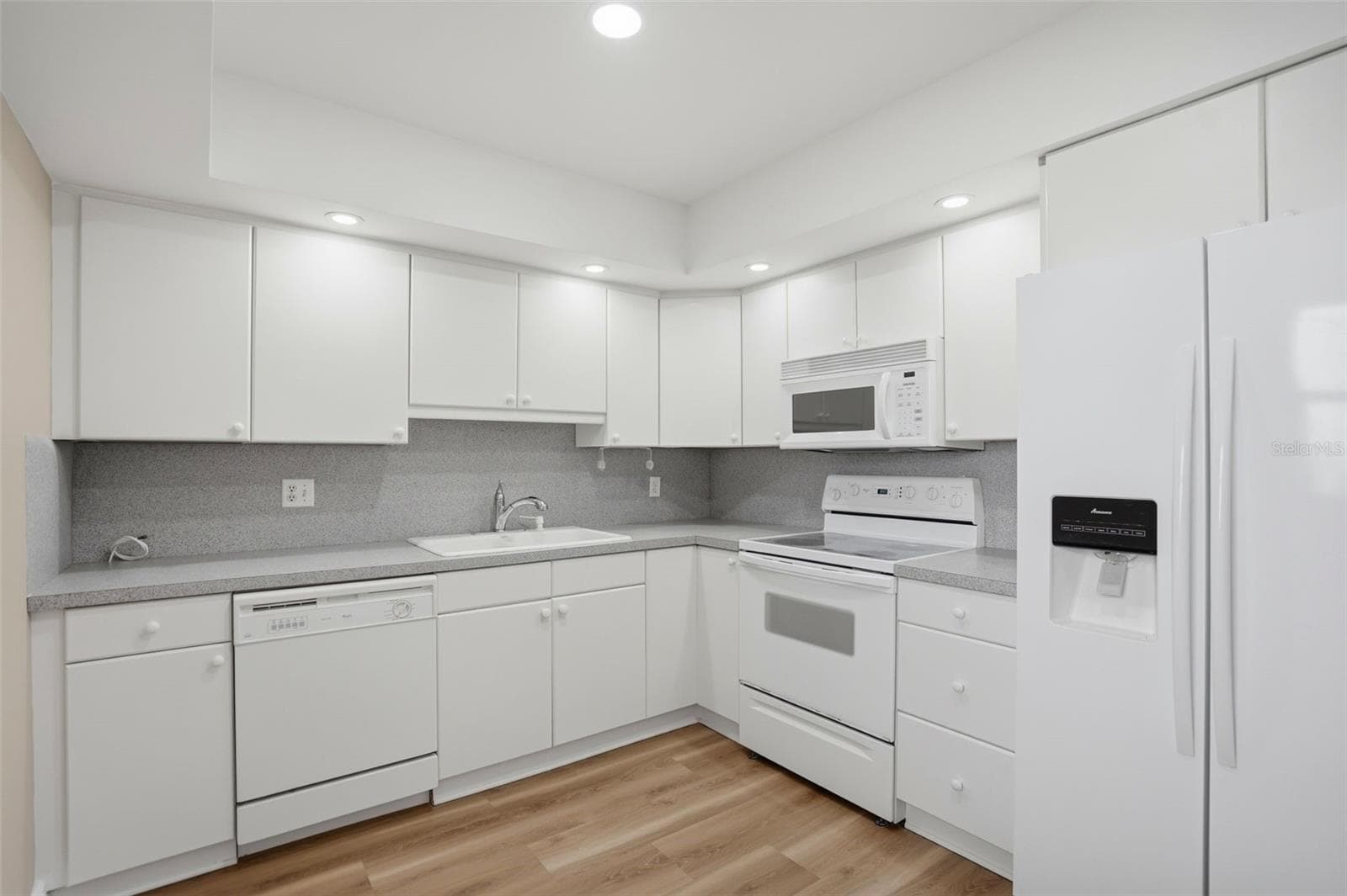 Condominium at 5108 BRITTANY DR S #1006, ST PETERSBURG, photo 5 of 22
