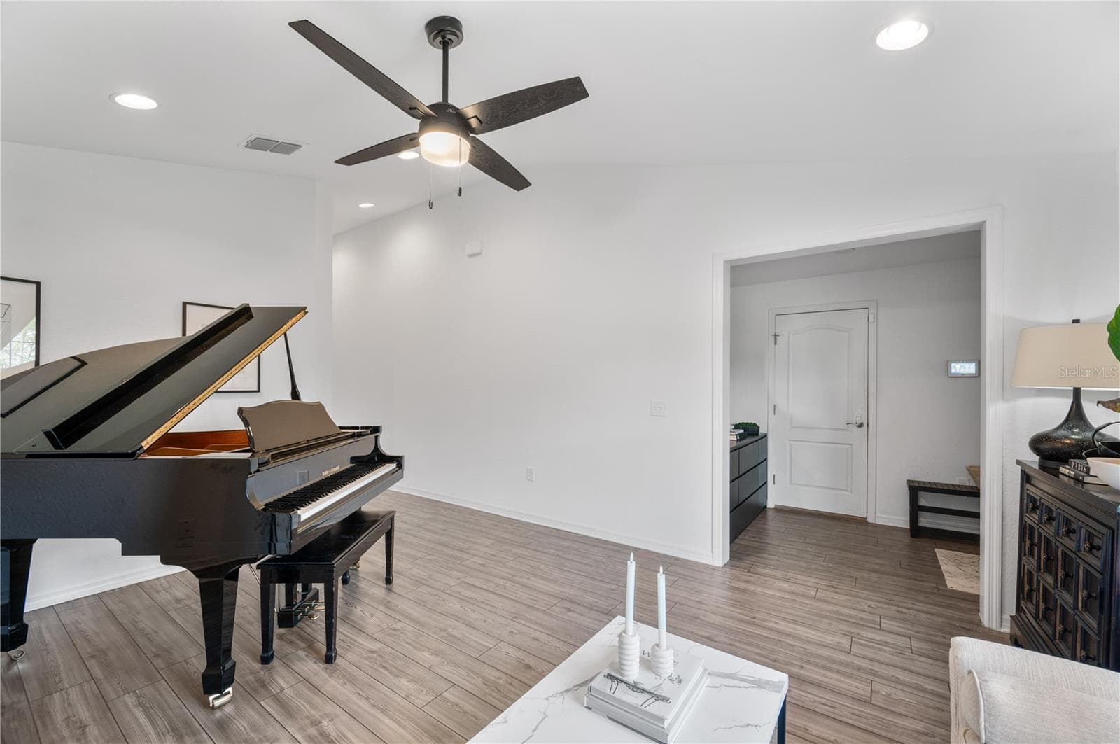 The door in the rear of the photo leads to a spacious 2 car garage. - 1279 PINTAIL PL, LAKELAND