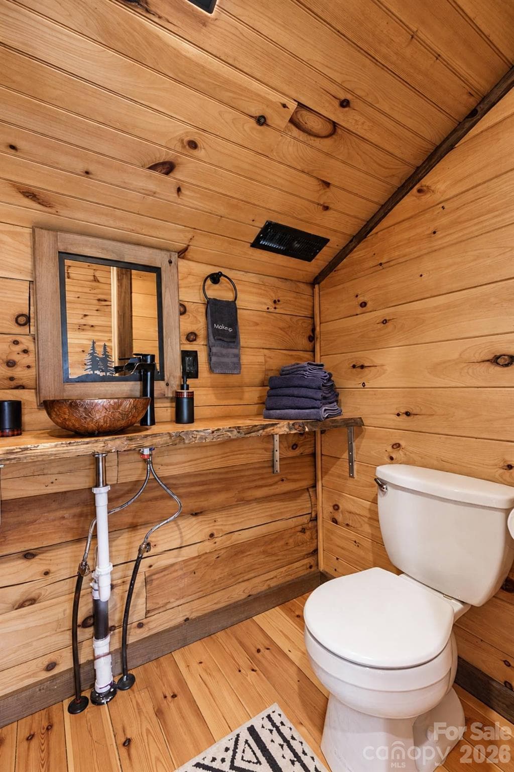 Upper-level full bath - 18 Fairway Run, Bryson City