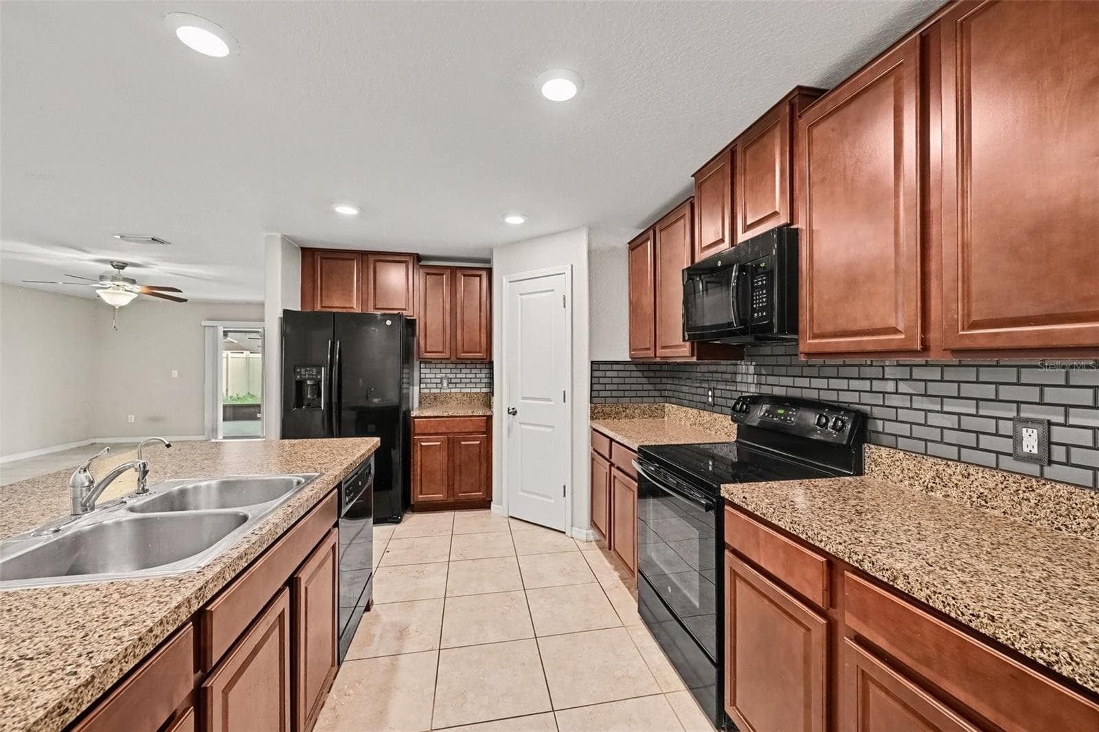 Single Family Residence at 1501 CLIMBING DAYFLOWER DR, RUSKIN, photo 13 of 34