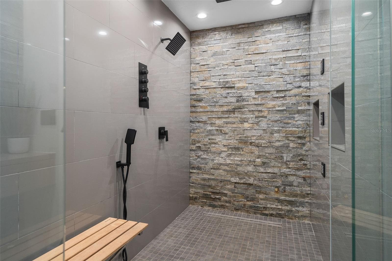 Primary Bathroom - 39250 FOREST DR, EUSTIS