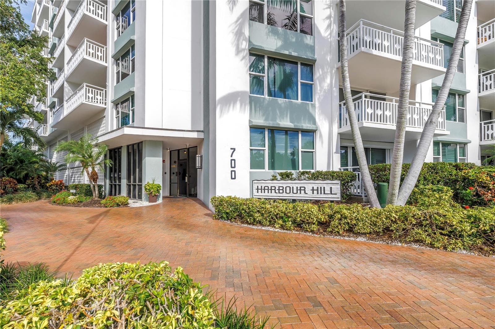 700 BEACH DR NE #201