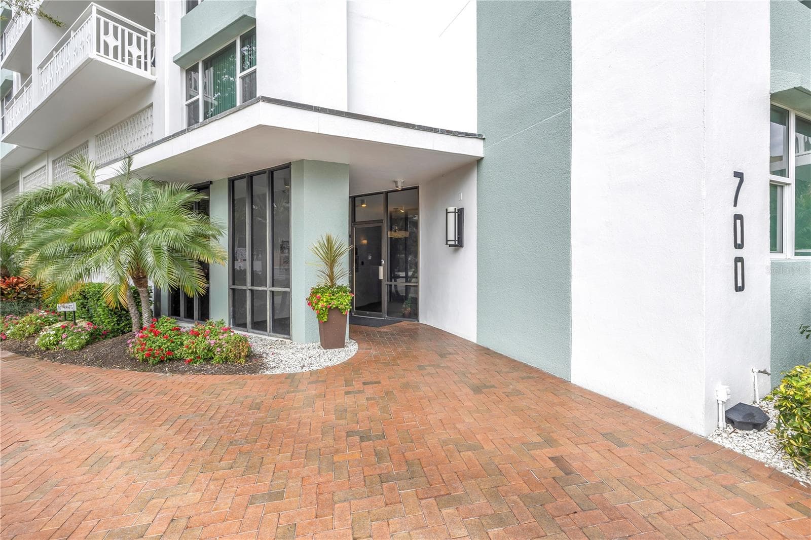 Front Drive - 700 BEACH DR NE #201, ST PETERSBURG