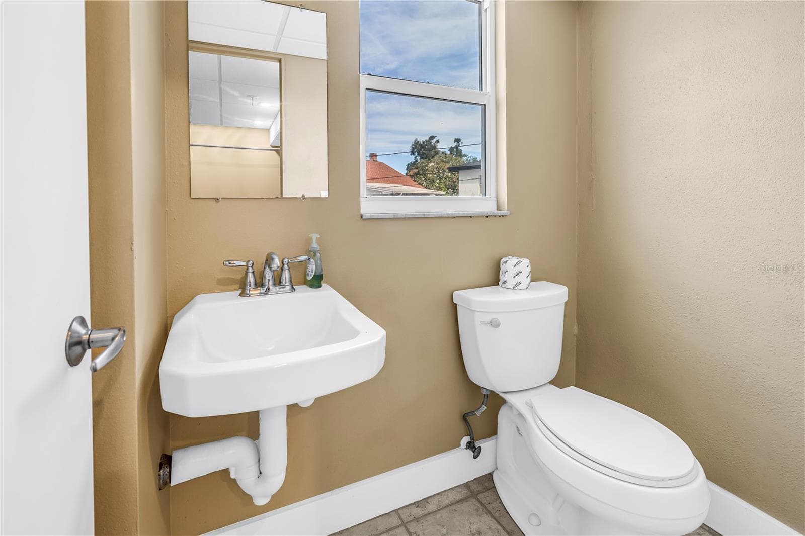 Laundry Room Bath - 700 BEACH DR NE #201, ST PETERSBURG