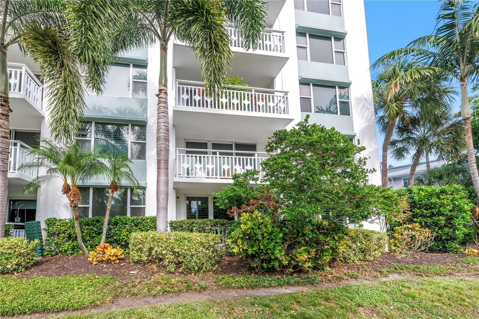 Facade - 700 BEACH DR NE #201, ST PETERSBURG